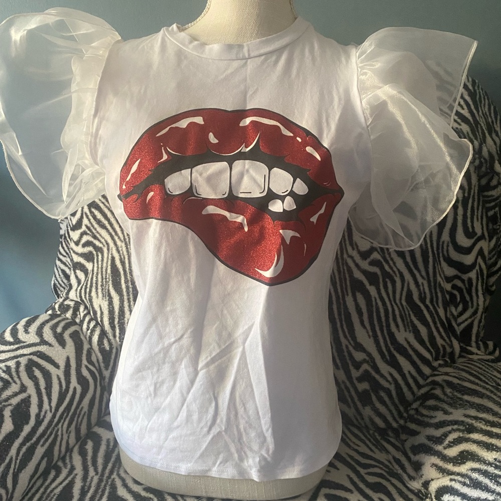 Fashion Nova sweet lips fitted tee/blouse